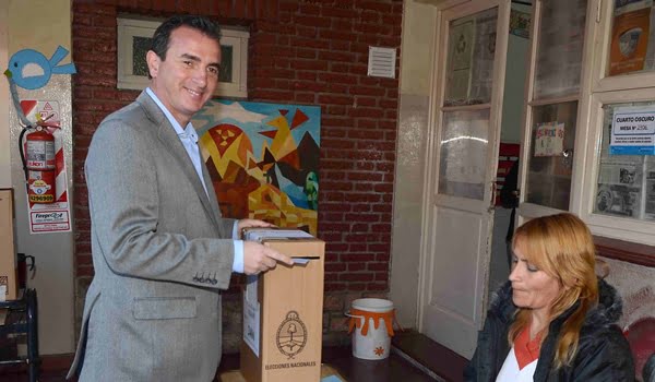 El gobernador votando en la escuela Mayorga de Luján. Foto: Prensa Gobierno de Mendoza.