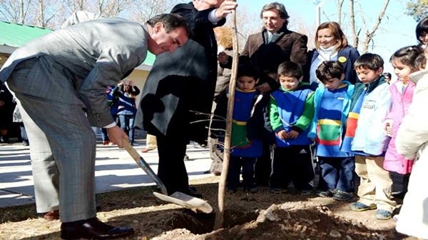 En campaña: Paco Pérez hace como que trabaja en el jardín de un edificio escolar inaugurado en San Rafael. El intendente Félix y la jefa de Edcuación, Völlmer lo miran. Foto: Prensa Gobierno de Mendoza