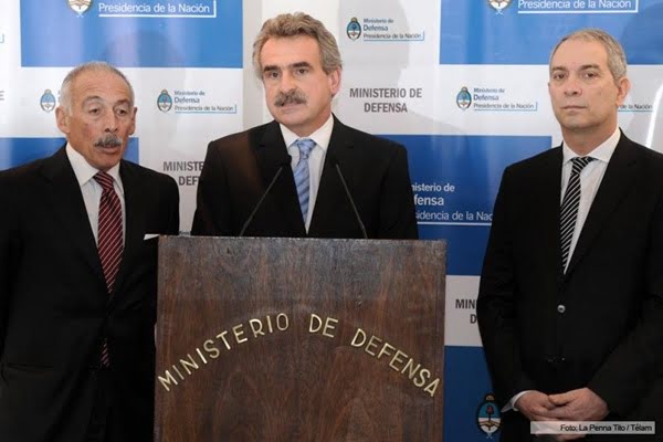 El titular de la Unidad de Investigación Financiera, José Sbatella, con los ministros Agustín Rossi, de Defensa, y Julio Alak, de Justicia. Foto: Télam