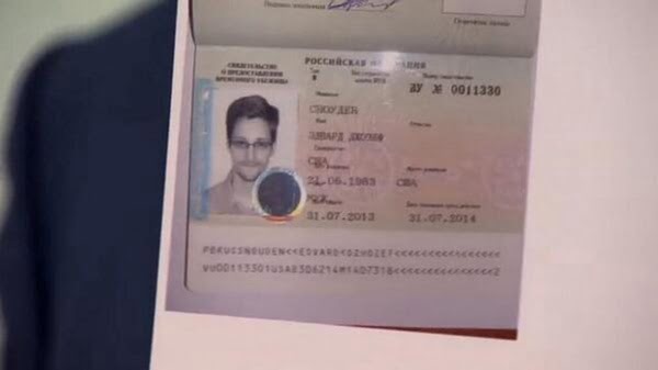 Foto del documento que mostró el abogado de Edward Snowden al informar que el ex agente de la CIA dejó el aeropuerto.