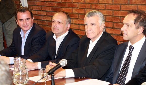 Los gobernadores Francisco Pérez, de Mendoza, Martín Buzzi, de Chubut, José Luis Gioja, de San Juan, y Daniel Scioli, de Buenos Aires,  durante la reunión del Consejo Nacional Justicialista de este lunes. Foto: Prensa Gobierno de Mendoza