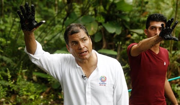 El martes Correa fue a la Amazonía a mostrar el daño ambiental de Chevron. 