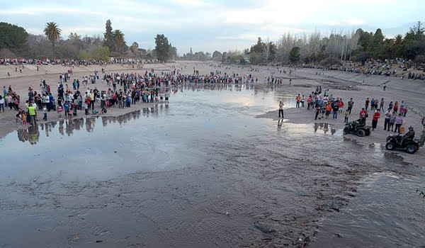 Una multitud fue a ver el inicio del llenado del lago del Parque. Foto: Prensa Gobierno de Mendoza.