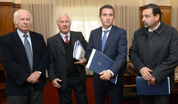 Para la foto posaron este lunes el presidente de la Corte, Pedro Llorente, el procurador Rodolfo González, el gobernador Francisco Pérez y el vice Carlos Ciurca. Foto: Prensa Gobierno de Mendoza.