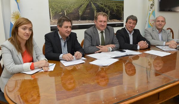 Anabel Fernández Sagasti, Omar Félix, Rolando Baldasso, Adolfo Bermejo y Guilermo Carmona, en la Casa de Gobierno. Foto: Prensa Gobierno de Mendoza