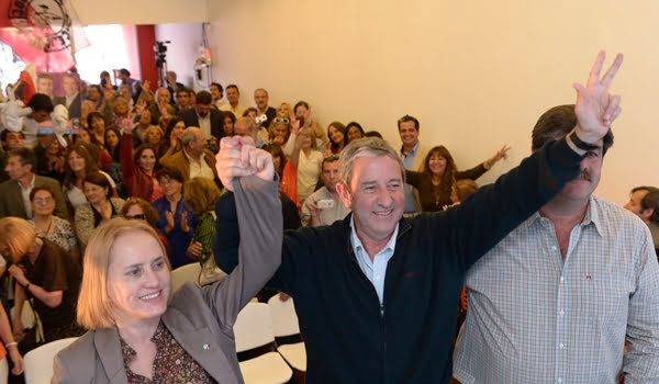 Graciela Cousinet, cuarta en la lista de la UCR, con Julio Cobos en el cierre de campaña. 