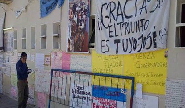 La militancia le agradeció al gobernador el triunfo del domingo con pancartas y banderas en la puerta del hospital Rawson. Foto: Diario de Cuyo