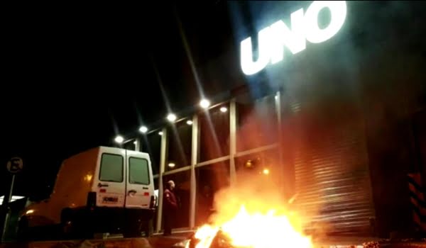 Las oficinas y rotativa del diario Uno, en calle Pedro Molina, fueron escenario de protestas de los trabajadores de Prensa y Gráficos. 