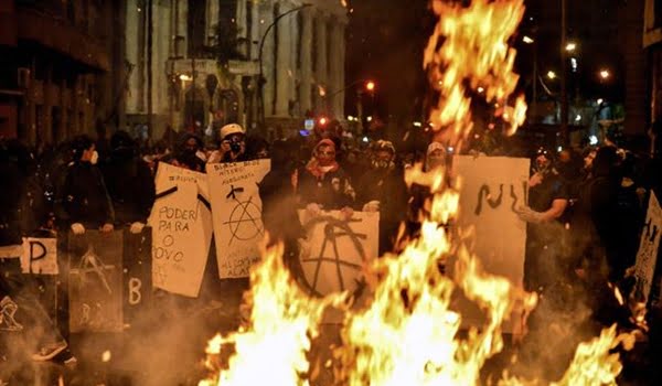 Grupos anarquistas protagonizaron una batalla campal contra las fuerzas policiales después de una manifestación pacífica a cargo de docentes en huelga. Foto: AP en La Nación