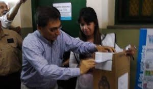 El diputado sanjuanino Daniel Tomas fue a votar ayudado por un andador. Foto: Tiempo de San Juan