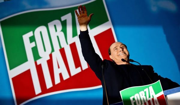 Silvio Berlusconi dio un discurso en su casa para un grupo de seguidores que fue a darle apoyo un rato antes de la decisión del Senado en su contra. 