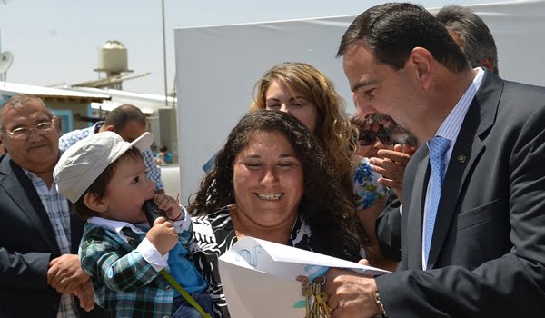 En Tupungato, Ciurca encabezó un acto de entrega de casas. Foto: Prensa Gobierno de Mendoza