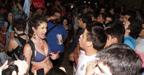 Un grupo de católicos esperó a las mujeres del Encuentro Nacional en la Catedral. No hubo incidentes. Foto: Diario de Cuyo