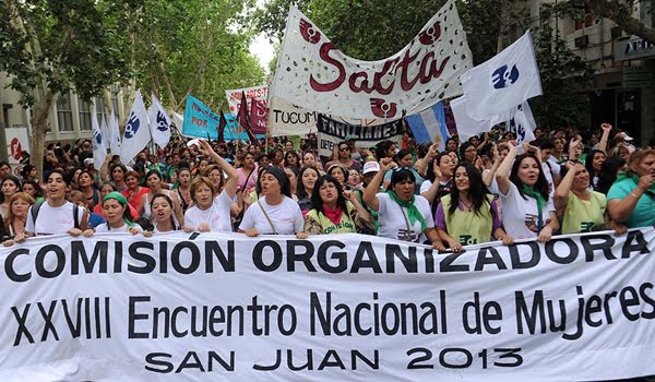 Multitudinaria marcha protagonizaron las mujeres en San Juan. Foto: Télam.