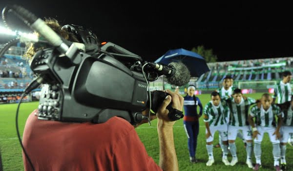 El gobierna estudia cómo recaudar con la publicidad del fútbol para bajar la inversión pública en las transmisiones de la Primera y la B Nacional.