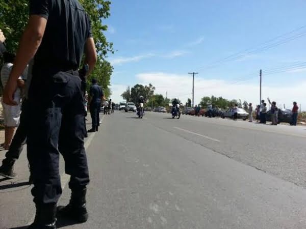 La gente al costado de la calle saludó el paso de la ambulancia que llevaba a Gioja. Foto: Diario de Cuyo