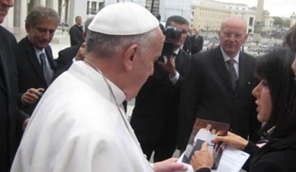 Adriana Romero de Figueroa le mostró una foto de José Luis Gioja al papa y éste la bendijo, conociendo el estado de salud del mandatario sanjuanino. Foto: Diario de Cuyo