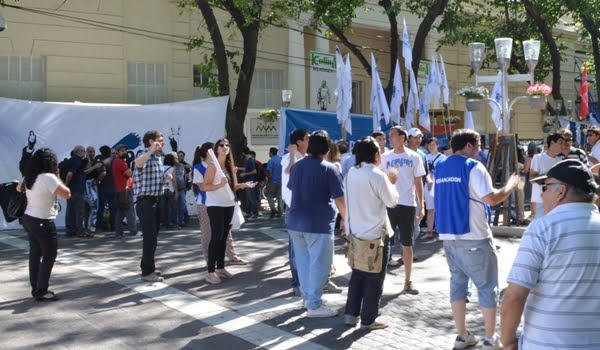 En la Peatonal Sarmiento, frente a la Legislatura, se reunieron las agrupaciones kirchneristas para apoyar las PASO. Foto: Prensa Diputados.