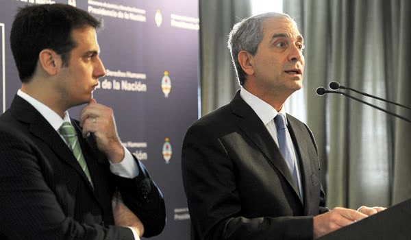 El secretario de Justicia, Julián Álvarez, y el ministro del área, Julio Alak en conferencia de prensa este lunes. Foto: Télam