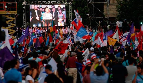 Bachelet se dirigió a sus seguidores después de confirmarse su cómoda victoria. Foto: La Tercera