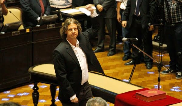 "Mal podríamos votar a quienes van a presidir uno de los poderes de un Estado que no es de los trabajadores", proclamó Castillo al asumir en la Legislatura bonaerense. Foto: Prensa PTS