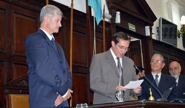 "Espero hacer un papel digno en los meses que me toca ocupar la banca”, dijo el diputado Ramírez, tras jurar ante Jorge Tanús, presidente de la Cámara. Foto: Prensa Cámara de Diputados.