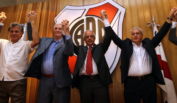 El Pato Filliol, Amadeo Carrizo, Rodolfo D'Onofrio y el Beto Alonso en el acto de recambio de autoridades en River. Foto: Cancha Llena