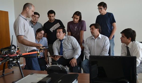 Los operadores de los drones durante una clase de capacitación. Foto: Agencia San Luis