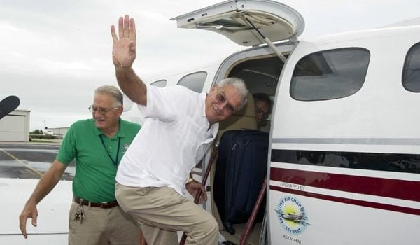 El alcalde de Cayo Hueso, Craig Cates, al abordar el avión con destino La Habana. 