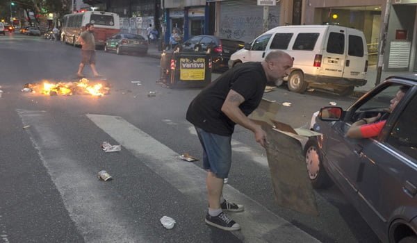 Un policía de gatillo fácil casi mata a un manifestante en Flores, Ciudad de Buenos Aires.  Foto: Rodrigo Néspolo - La Nación