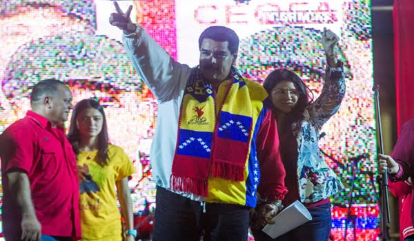 Maduro festeja junto a su esposa el resultado electoral del 8 de diciembre. Atrás, el presidente de la Asamblea Nacional, Diosdado Cabello. Foto: EFE, en Noticias 24