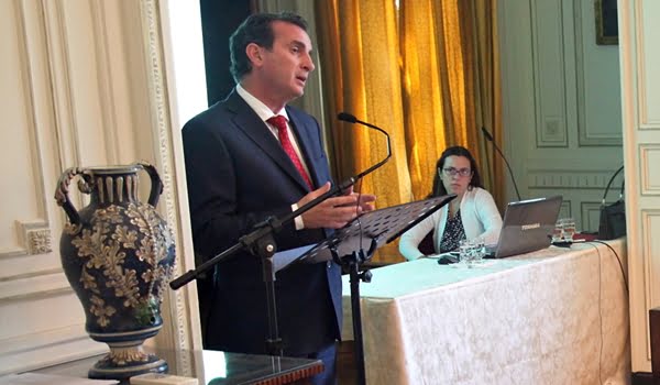 Francisco Pérez anunció el pago del aguinaldo después de "vender" Mendoza a empresarios italianos en la embajada del país europeo en Buenos Aires. Foto: Prensa Gobierno de Mendoza