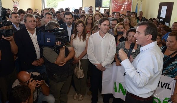 Este jueves Francisco Pérez puso en funciones al sacerdote Crstián Bassín en Desarrollo Social. Foto: Prensa Gobierno de Mendoza