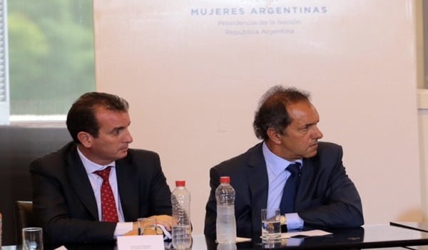 Pérez se sentó al lado de Scioli en el acto de firma del refinanciamiento para provincias deudoras, el viernes en la Casa Rosada. Foto: Prensa Gobierno de Mendoza