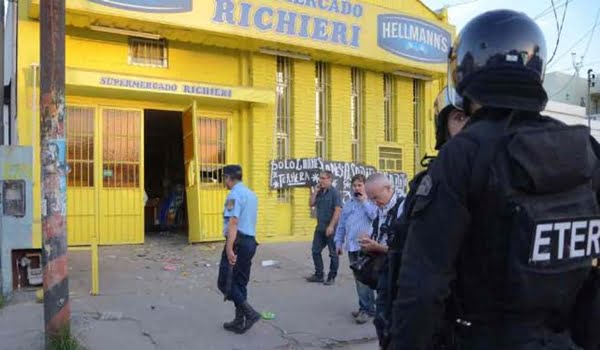 Al menos 15 locales comerciales fueron abordados por saqueadores en Córdoba mientras la Policía estaba acuartelada. Foto: Télam