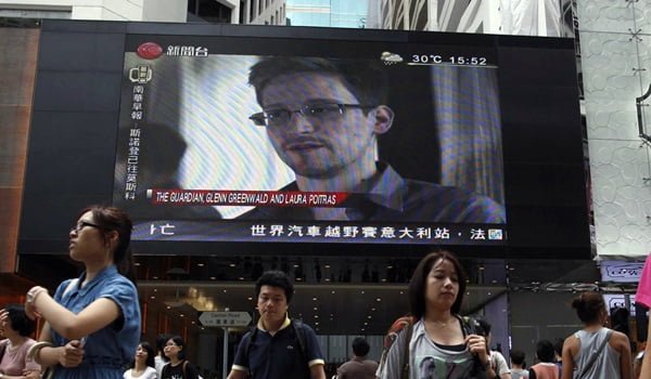 Edward Snowden era un perfecto desconocido hasta que desertó de los servicios de inteligencia estadounidenses para revelar las operaciones ilegales a escala global de los espías del país más poderoso del mundo. 