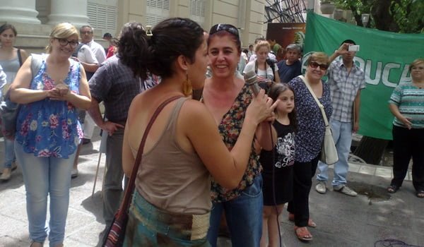 La foto política del miércoles: Raquel Blas, jefa de ATE, le pasa el micrófono a la diputada electa del FIT Cecilia Soria para que dirija un discurso a los trabajadores de la Salud que protestaron en la Legislatura. Foto: Explícito