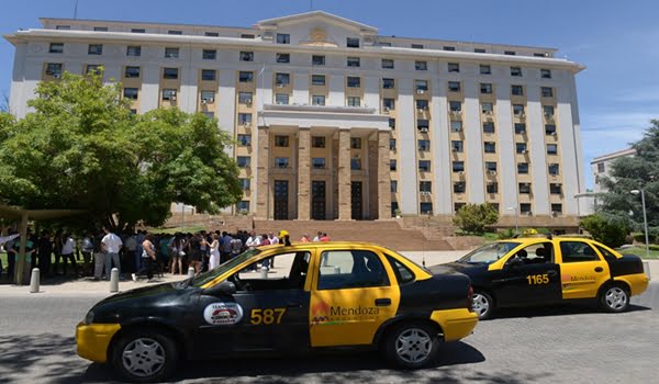 No va más: los taxi Corsa tiene fecha de vencimiento. Foto: Prensa Gobierno de Mendoza