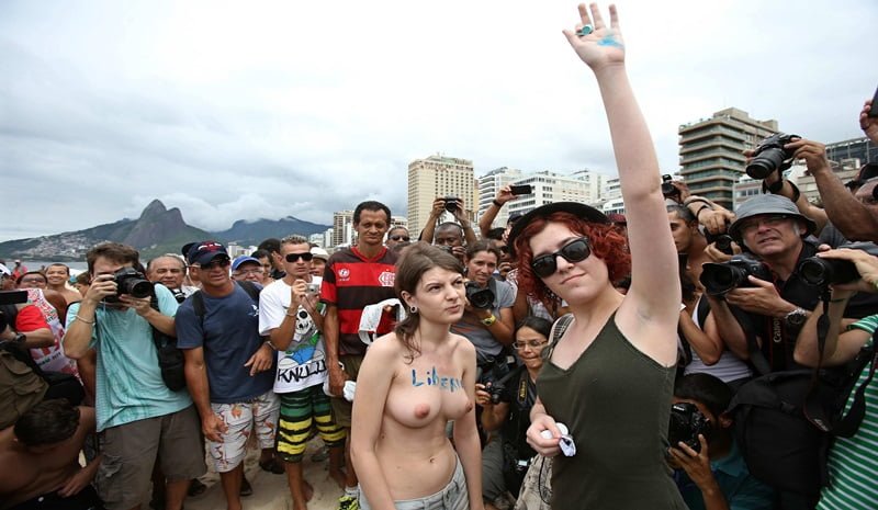 En Ipanema reclamaron "el mismo derecho al topless para las mujeres y los hombres". Foto: La Nación