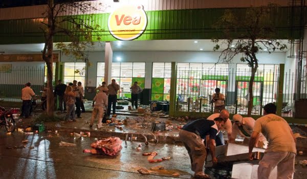 Con la policía sublevada, se registraron saqueos en comercios, como en este Vea, en Tucumán. Foto: AP en La Nación