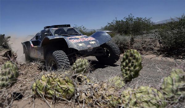 El español Carlos Sainz ganó la cuarta etapa y se subió a la punta del Dakar. 