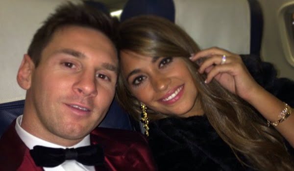 Lionel Messi y Antonella Roccuzzo en el avión de vuelta a Barcelona después de la ceremonia en una foto que el crack mostró en Twitter con el mensaje "Vuelta a casa/ going back home"