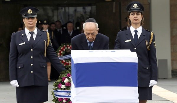 El presidente de Israel, Simón Peres, fue el primero en rendir homenaje al fallecido Sharon.