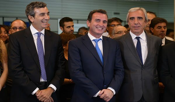 Florencio Randazzo, Francisco Pérez y Rodolfo Lafalla, ministro de Gobierno, en el aeropuerto de Mendoza.