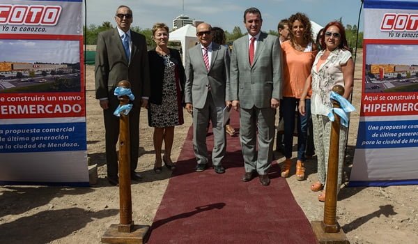La foto del corte de cintas del inicio de obras en Videla Correa y Perú, de la Ciudad de Mendoza. Foto: Prensa Gobierno de Mendoza
