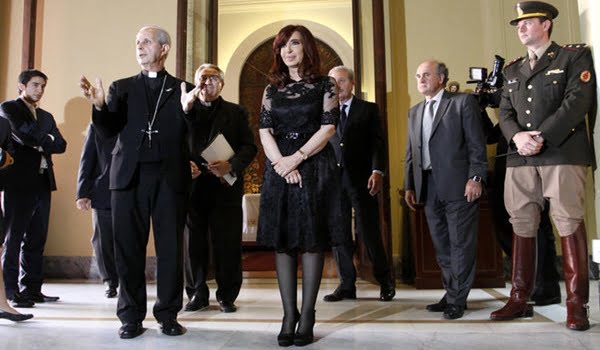 Mario Poli con la presidenta Cristina Fernández cuando fue nombrado arzobispo de Buenos Aires. Nunca tuvo más relación que la institucional con los políticos, a diferencia de Bergoglio. Foto: Archivo - Télam