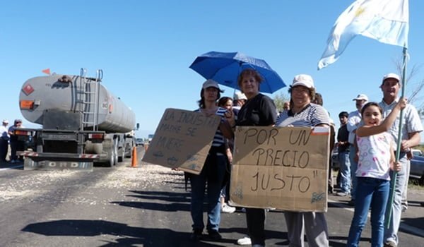 Los productores nucleados en APA amenazan con cortar rutas durante la Fiesta de la Vendimia. Foto: Javier Disparti / EsteOnline.com.ar
