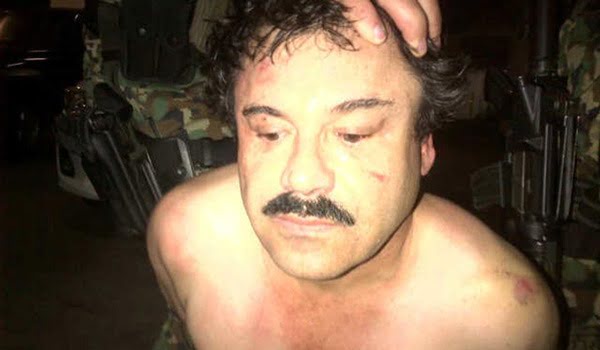 Chapo Guzmán al ser apresado, según la foto distribuida por los captores. 