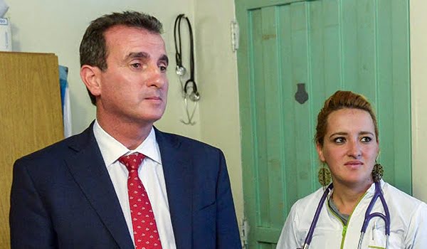 El gobernador anunció este jueves la construcción de un microhospital en Puente de Hierro y cuestionó a los jueces. Foto: Prensa Gobierno de Mendoza.