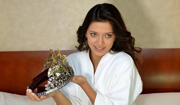 La reina de la Vendimia en una habitación del hotel de la cadena estadounidense Hyatt. Foto: Prensa Gobierno de Mendoza.